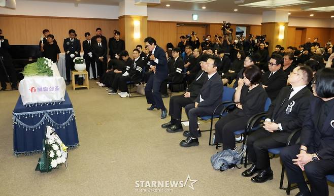 '개그계 대부' 故전유성의 영결식이 엄수된 28일 오전 서울아산병원 장례식장에서 코미디언 김정렬이 평소 고인이 좋아하던 '숭그리당당' 퍼포먼스를 하고 있다. /2025.09.28 /사진=이동훈 photoguy@