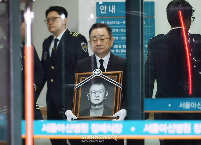 코미디언 이홍렬이 28일 오전 서울아산병원 장례식장에서 진행된 故전유성의 발인제에 참석해 영정사진을 운구하고 있다. /2025.09.28 /사진=이동훈 photoguy@