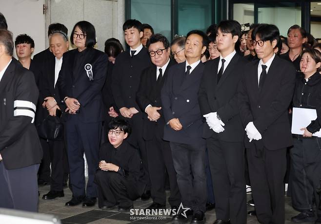 '개그계 대부' 故전유성의 발인이 엄수된 28일 오전 서울아산병원 장례식장에서 후배 코미디언 최양락, 팽현숙, 김학래, 임하룡, 이경규 등이 슬픔에 잠겨 있다. /2025.09.28 /사진=이동훈 photoguy@