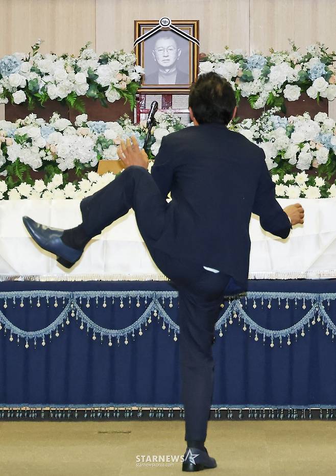 '개그계 대부' 故전유성의 영결식이 엄수된 28일 오전 서울아산병원 장례식장에서 코미디언 김정렬이 평소 고인이 좋아하던 '숭그리당당' 퍼포먼스를 하고 있다. /2025.09.28 /사진=이동훈 photoguy@