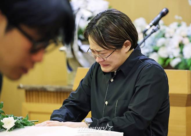 '개그계 대부' 故전유성의 영결식이 엄수된 28일 오전 서울아산병원 장례식장에서 코미디언 김신영이 오열하고 있다. /2025.09.28 /사진=이동훈 photoguy@