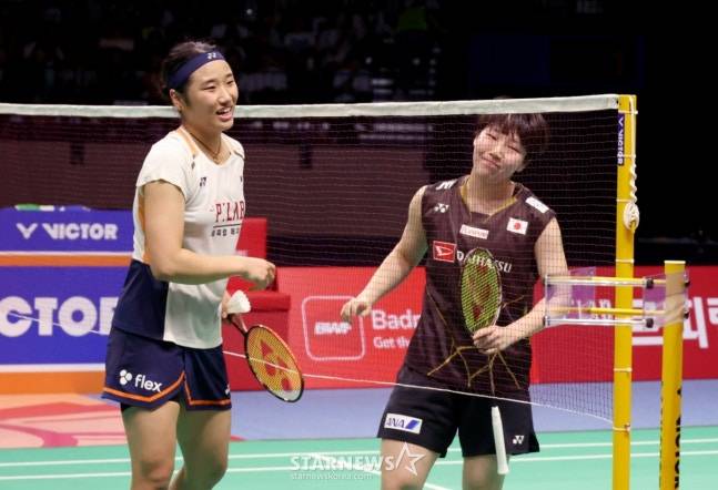 안세영(왼쪽)이 결승전 패배 후 야마구치와 웃으며 인사를 나누고 있다. /사진=김진경 대기자
