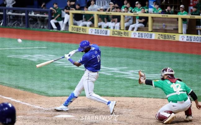 9회 타구를 바라보는 디아즈. /사진=강영조 선임기자