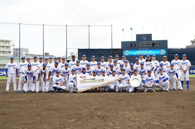 28일 경기 직후 기념 촬영을 하는 주니치 2군 선수단. /사진=주니치 드래곤즈  공식 SNS
