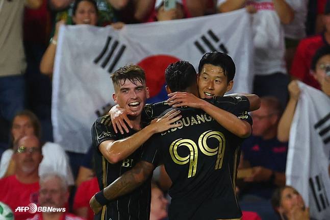 28일 득점 직후 포옹을 하고 있는 손흥민과 부앙가. /AFPBBNews=뉴스1