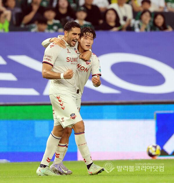 수원FC 싸박, 전반전 두번째 골 -김도윤과 환호.(사진DB=발리볼코리아닷컴)&nbsp;