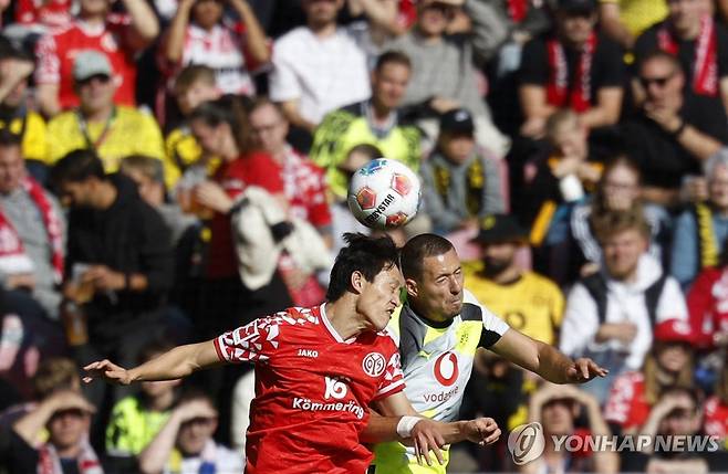공중볼 다투는 마이느 이재성(앞쪽). [로이터=연합뉴스]