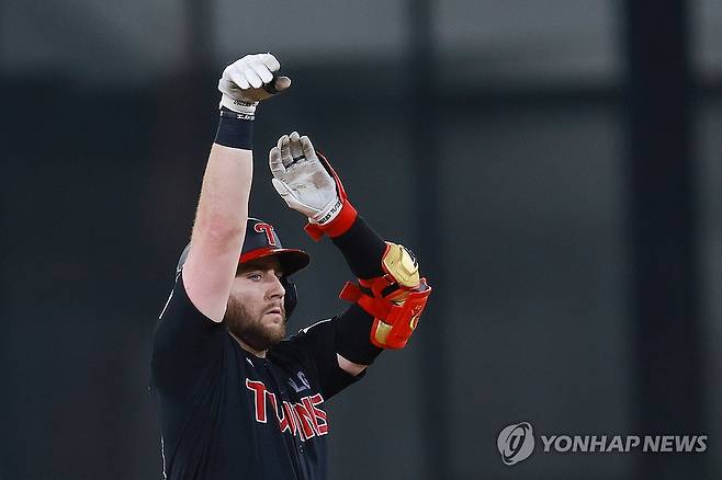 오스틴 이번에는 2루타 (대전=연합뉴스) 신현우 기자 = 27일 대전 한화생명 볼파크에서 열린 프로야구 2025 신한 SOL 뱅크 KBO리그 LG 트윈스와 한화 이글스의 경기.
    8회초 2사 1루 LG 오스틴이 2루타를 치고 세리머니하고 있다. 2025.9.27 nowwego@yna.co.kr