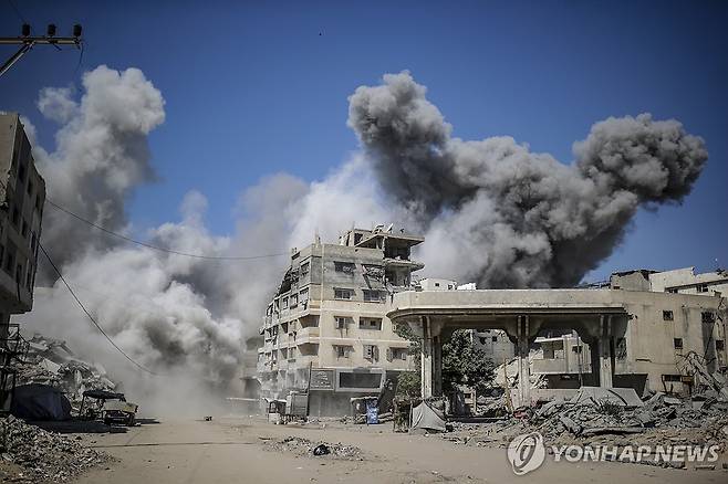 27일(현지시간) 이스라엘군의 공습이 계속되는 가자시티 [EPA 연합뉴스]