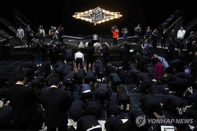 고 전유성 추모하는 동료들 (서울=연합뉴스) 강민지 기자 = 28일 서울 영등포구 여의도 KBS 신관 '개그콘서트' 녹화 스튜디오에서 개그맨 전유성 노제가 엄수되고 있다. 2025.9.28 mjkang@yna.co.kr