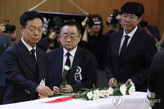 동료 추모속에 전유성 영결식 (서울=연합뉴스) 강민지 기자 = 28일 서울 송파구 서울아산병원 장례식장에서 엄수된 개그맨 전유성의 영결식에서 코미디언 김학래, 이홍렬, 표인봉이 헌화하고 있다. 2025.9.28 mjkang@yna.co.kr