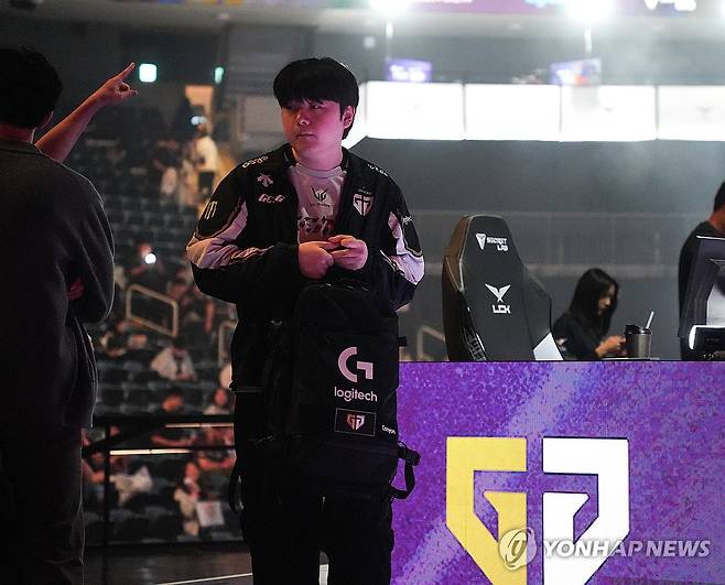 장비 점검 후 무대 내려가는 캐니언 (영종도=연합뉴스) 김주환 기자 = 젠지의 정글러 '캐니언' 김건부가 28일 인천 중구 영종도 인스파이어 아레나에서 열린 2025 LCK 결승전 시작 전 장비를 점검하고 대기실로 들어가고 있다. 2025.9.28 jujuk@yna.co.kr