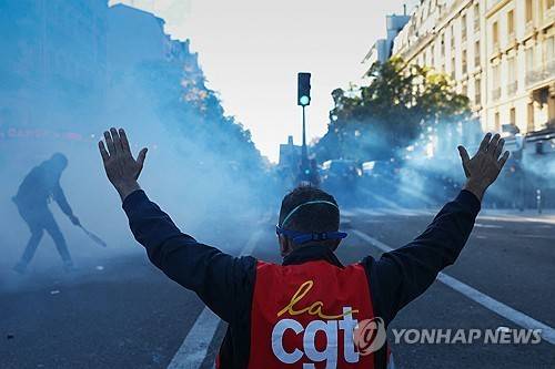 18일 프랑스 파리에서 열린 반정부 시위  [AFP 연합뉴스 자료사진. 재판매 및 DB 금지]