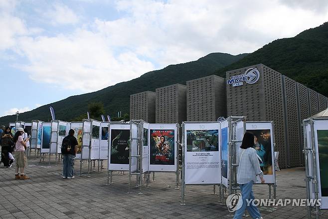 울산울주세계산악영화제 찾은 관람객 (울산=연합뉴스) 장영은 기자 = 주말 휴일인 27일 울산 울주군에서 열리는 국내 유일 국제산악영화제인 제10회 울산울주세계산악영화제가 개막 이틀째를 맞은 가운데 행사장에는 관람객 발길이 이어지고 있다. 2025.9.27 young@yna.co.kr