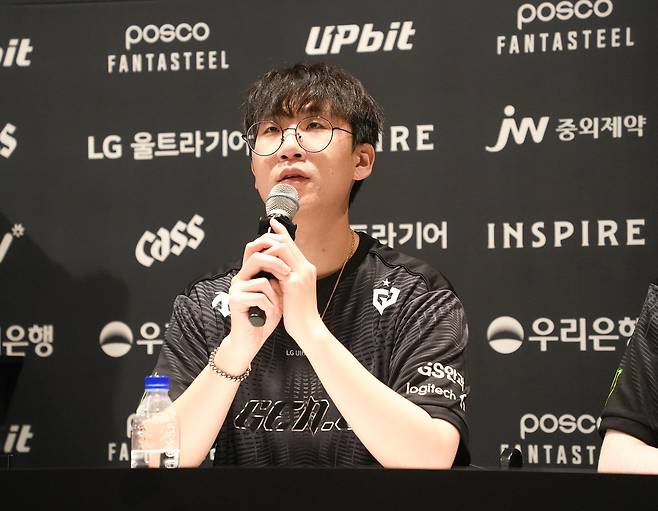 질문 답하는 '룰러' 박재혁 (영종도=연합뉴스) 김주환 기자 = 젠지(Gen.G)의 바텀 라이너 '룰러' 박재혁이 28일 인천 영종도 인스파이어 아레나에서 열린 2025 LCK 결승전 종료 후 인터뷰에서 질문에 답하고 있다. 2025.9.28 jujuk@yna.co.kr