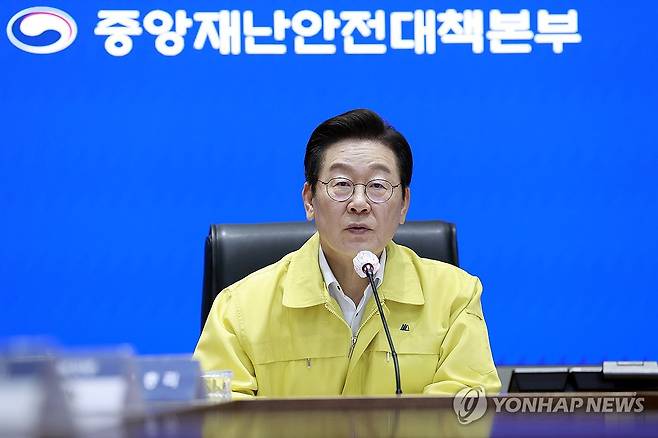 이재명 대통령, 국정자원 화재 관련 중대본 회의 주재 (서울=연합뉴스) 김도훈 기자 = 이재명 대통령이 28일 정부서울청사 중앙재난상황실에서 열린 국가정보자원관리원 화재 관련 중앙재난안전대책본부 회의에서 발언하고 있다. 2025.09.28 [대통령실통신사진기자단] superdoo82@yna.co.kr