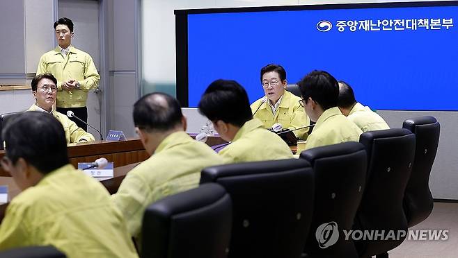 이재명 대통령, 국정자원 화재 관련 중대본 회의 주재 (서울=연합뉴스) 김도훈 기자 = 이재명 대통령이 28일 정부서울청사 중앙재난상황실에서 열린 국가정보자원관리원 화재 관련 중앙재난안전대책본부 회의에서 발언하고 있다. 2025.09.28 [대통령실통신사진기자단] superdoo82@yna.co.kr