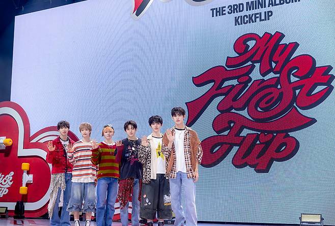 킥플립 (왼쪽부터_주왕, 동화, 케이주, 계훈, 동현, 민제)/ 사진 제공=JYP