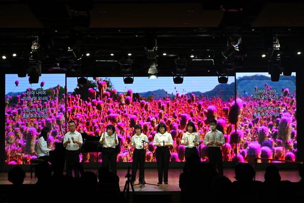 지난 27일  안양시 동안구 한국계측기기연구센터(KRCMI) 그레이스홀에서 개최된 엔에이씨엘재단의 ‘2025 아트블리스(ArtBliss) 음악축제’ 마지막 공연에서 주사랑공동체 앙상블의 핸드벨 연주를 선보이고 있다. 2025.9.27 /엔에이씨엘재단 제공