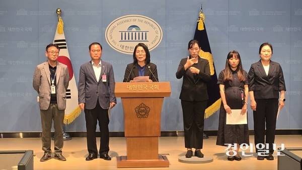 더불어민주당 최민희(남양주갑) 의원을 비롯한 남양주갑 지역위원회 관계자가 29일 오후 국회 소통관에서 기자회견을 열고, 정동영 통일부 장관을 겨냥해 욕설을 한 지역 정치인을 규탄하고 있다. 2025.9.29 /하지은기자 zee@kyeongin.com