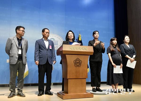 더불어민주당 최민희(남양주갑) 의원이 지난 주말 남양주지역 한 축제에서 욕설을 한 국민의힘 당협위원장을 규탄하고 있다. 2025.9.29 /김우성기자 wskim@kyeongin.com