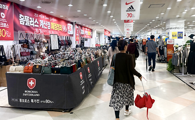 ▲지난 25일 '폐점 정리'와 '고별 세일' 현수막이 곳곳에 걸린 홈플러스 계산점 1층 매장. 최대 90% 할인 행사가 진행돼 시민들이 마지막 쇼핑을 즐기고 있다.