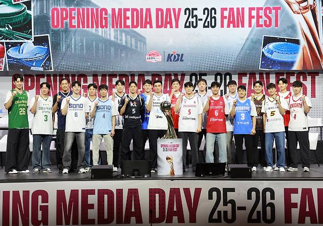 29일 서울 용산구 블루스퀘어에서 열린 '2025-2026시즌 프로농구 개막 미디어데이 & 팬페스트' 행사에서 각팀 선수들이 기념촬영을 하고 있다. 연합