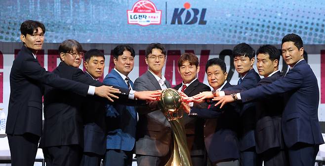 29일 서울 용산구 블루스퀘어에서 열린 '2025-2026시즌 프로농구 개막 미디어데이 & 팬페스트' 행사에서 각팀 감독들이 기념촬영을 하고 있다. 왼쪽부터 DB 김주성 감독, 소노 손창환 감독, KCC 이상민 감독, KT 문경은 감독, 삼성 김효범 감독, 현대모비스 양동근 감독, 정관장 유도훈 감독, 한국가스공사 강혁 감독, LG 조상현 감독, SK 전희철 감독. 연합