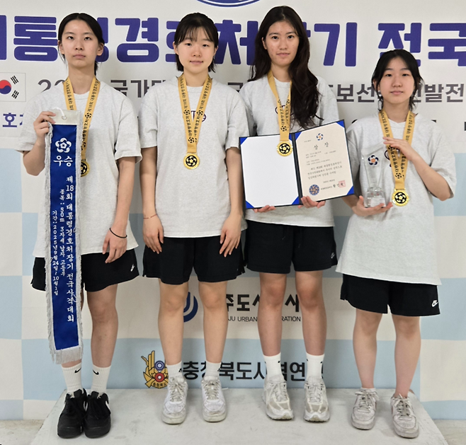 29일 충북 청주종합사격장에서 열린 제18회 대통령경호처장기 전국사격대회 여고부 50m 3자세 단체전서 우승한 고양 주엽고 선수단이 기념사진을 찍고 있다. 사진=주엽고등학교