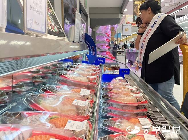 29일 화성특례시 관계자와 점검원들은 화성시 동탄에 위치한 한 마트를 찾아 원산지 표시 점검을 하고있다. 김이래 기자