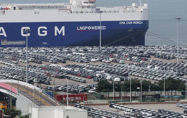 평택항에 늘어선 자동차들. [사진=연합뉴스]