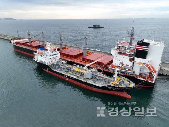 ▲ 울산항만공사는 28일 국내 최초로 드라이벌크선을 대상으로 그린 메탄올 STS에 성공했다. UPA 제공