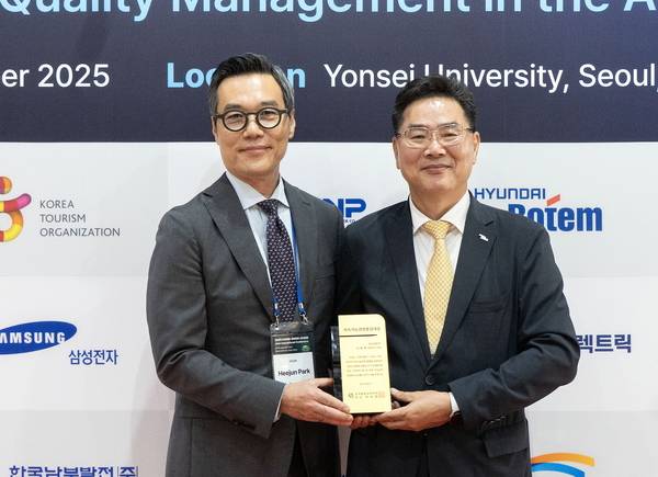 조규출(오른쪽) 현대로템 품질본부장(상무)이 '2025 지속가능경영품질대상'을 수상한 후 박희준 한국품질경영학회장과 기념촬영을 하고 있다. /현대로템