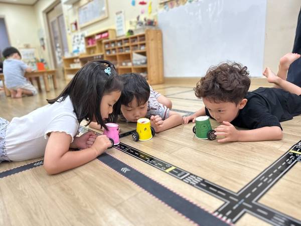 종이컵으로 만든 자동차로 노는 아이들. /박영희