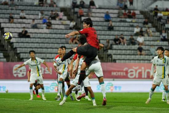 경남FC 박재환이 후반 추가시간 1분, 헤더슛을 하고 있다. 박재환의 헤더슛은 이날 경기 결승골로 연결됐다. 사진=경남FC