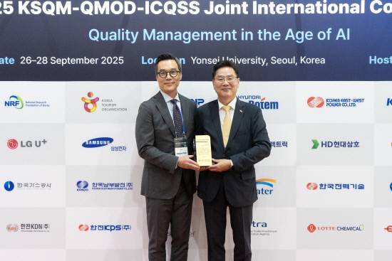 지난 27일 조규출(맨오른쪽) 현대로템 품질본부장(상무)이 '2025 지속가능경영품질 대상'을 수상한 뒤 박희준 한국품질경영학회장과 기념사진을 찍고 있다.