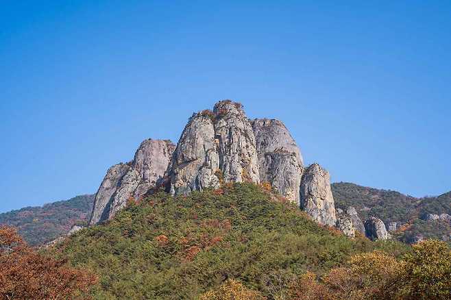 하늘을 찌르듯 솟구친 기암괴석이 골짜기를 이루는 주왕산의 웅장한 풍경.