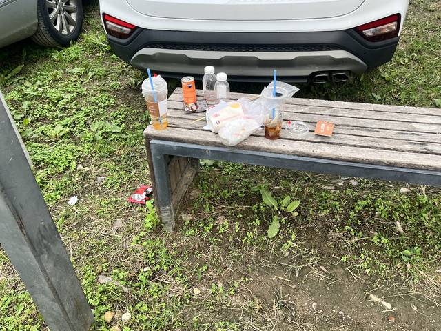 축제장 주차장에 버려진 음식물이 담겨진 쓰레기. 김정원 기자