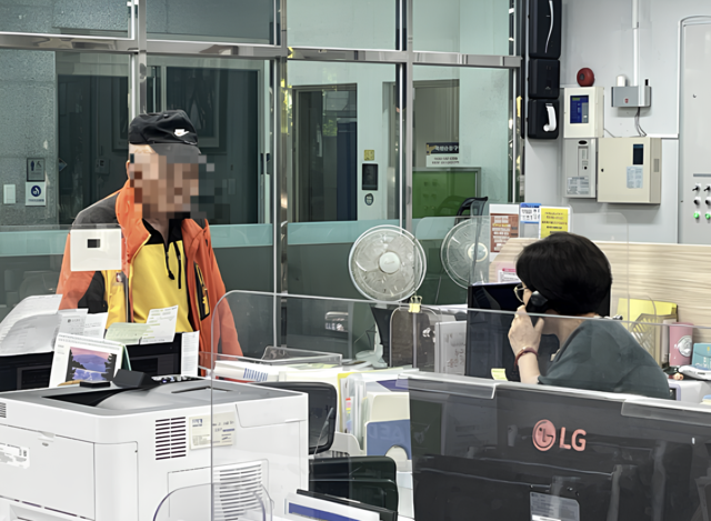 29일 오전 대구 북구 산격1동 행정복지센터를 방문한 한 민원인이 주민등록등본 발급을 기다리고 있다. 김정원 기자