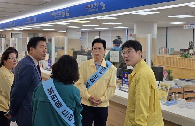 29일 오전 10시께 대구 중구청 민원실을 방문한 김정기 대구시장 권한대행이 류규하 중구청장과 이야기를 나누고 있다. 김진홍 기자 solmin@idaegu.com