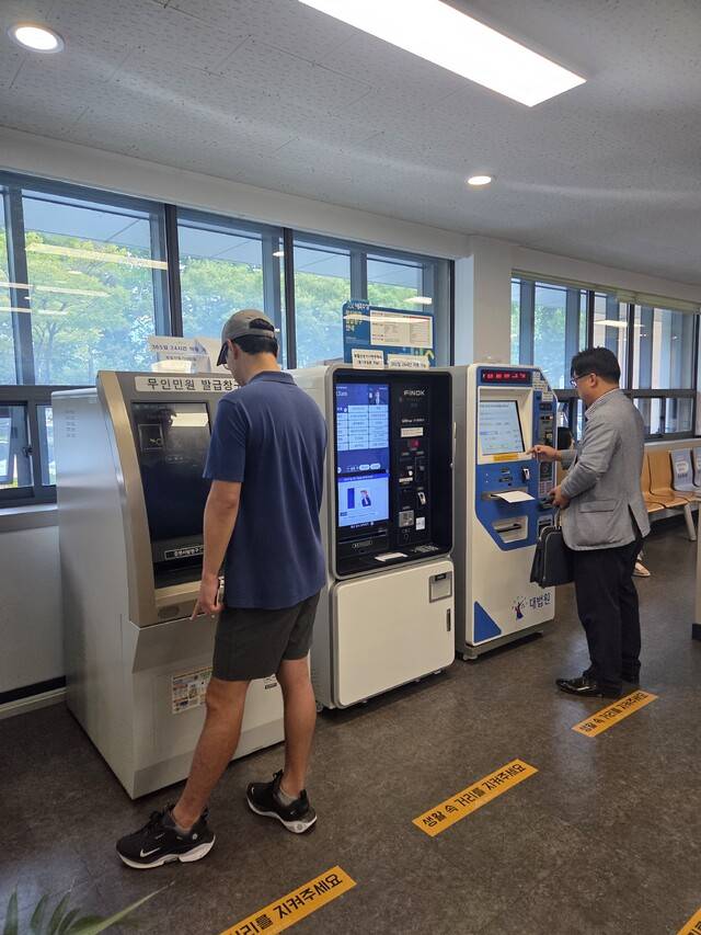 29일 오전 10시15분 대구 수성구청 민원실을 방문한 시민들이 무인민원발급기를 이용하고 있다. 발급기는 오전 10시까지 이용이 불가했지만, 시스템이 복구되면서 10시15분부터 이용이 가능해졌다. 구아영 기자 ayoungoo@idaegu.com