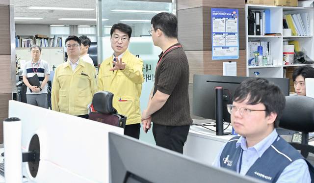 29일 김정기 대구시장 권한대행이 대구시 자체시스템 175종이 운영되고 있는 대구통합전산센터를 방문해 원격지 백업체계 및 재해복구시스템, 기타 전기 및 소방시설 등을 점검하고 있다. 대구시 제공