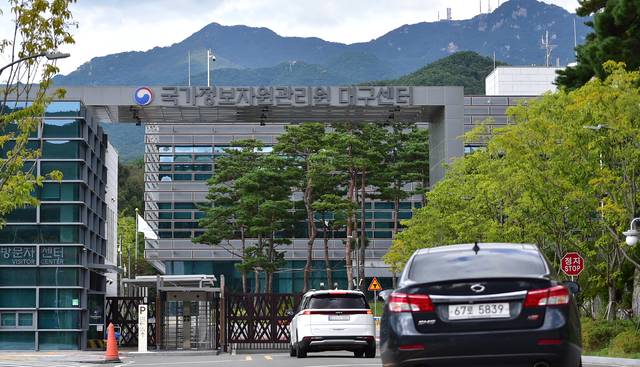 국가정보자원관리원(국정자원) 화재로 정부 전산 시스템 647개가 중단됐다가 순차적으로 복구되고 있다. 29일 정부는 "전소된 96개 시스템을 대구센터로 옮겨 복구하는 데 약 4주 정도가 소요될 것으로 예상하고, 전소된 96개 시스템을 대구센터로 옮겨 복구한다. 김진홍 기자