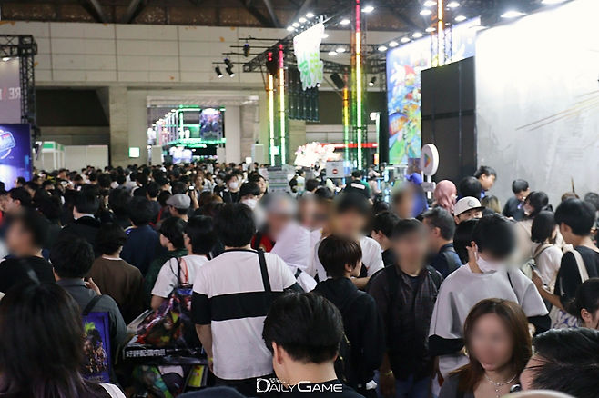 게임을 보기 위해 현장을 찾은 글로벌 관람객들.