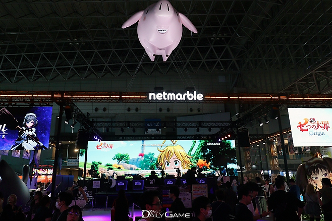'일곱 개의 대죄: 오리진'과 '몬길: 스타다이브' 무대 이벤트로 관람객을 불러 모은 넷마블 부스 전경.