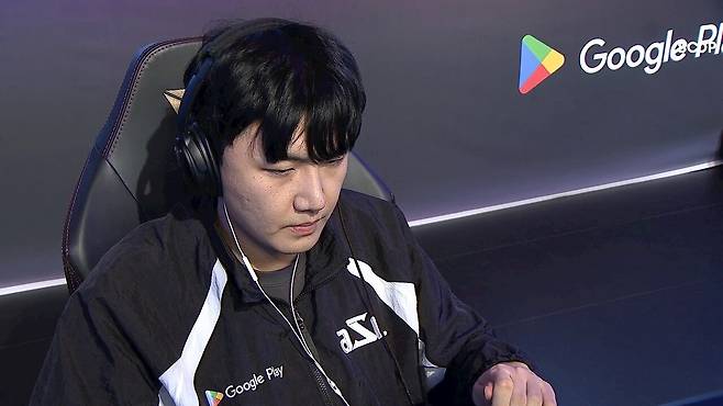 - 가을의 프로토스를 꺾고 4강에 진출한 박상현