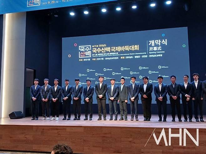 국수산맥 16강전 진출자들이 기념사진을 짝고 있다.(사진=신안에서 MHN 엄민용 선임기자)