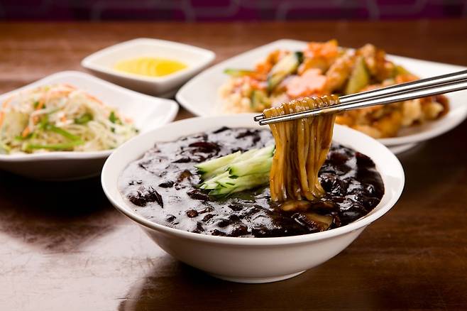 짜장면 등 탄수화물, 당분을 과다 섭취하면 식후 혈당이 치솟을 수 있다.  사진=게티이미지뱅크