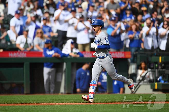 LA 다저스 김혜성이 29일(한국시간) 열린 2025 메이저리그 시애틀 매리너스전에서 2회초 선제 투런포를 터뜨렸다.  ⓒ 로이터=뉴스1