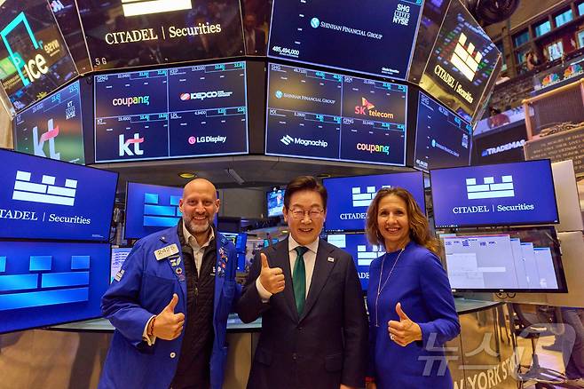 이재명 대통령이 지난 25일(현지시간) 미국 뉴욕 증권거래소를 방문해 린 마틴 뉴욕 증권거래소 회장과 기념촬영을 하고 있다. (대통령실 제공. 재판매 및 DB 금지) 2025.9.28/뉴스1 ⓒ News1 이재명 기자